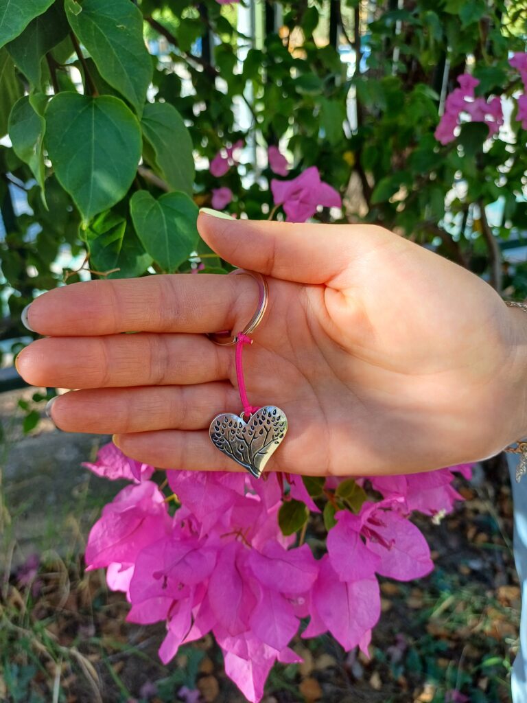 ¿Por qué contar con los regalos solidarios de Pulseras Rosas como detalle de boda? 20230924 174356 768x1024 - ¿Por qué contar con los regalos solidarios de Pulseras Rosas como detalle de boda?