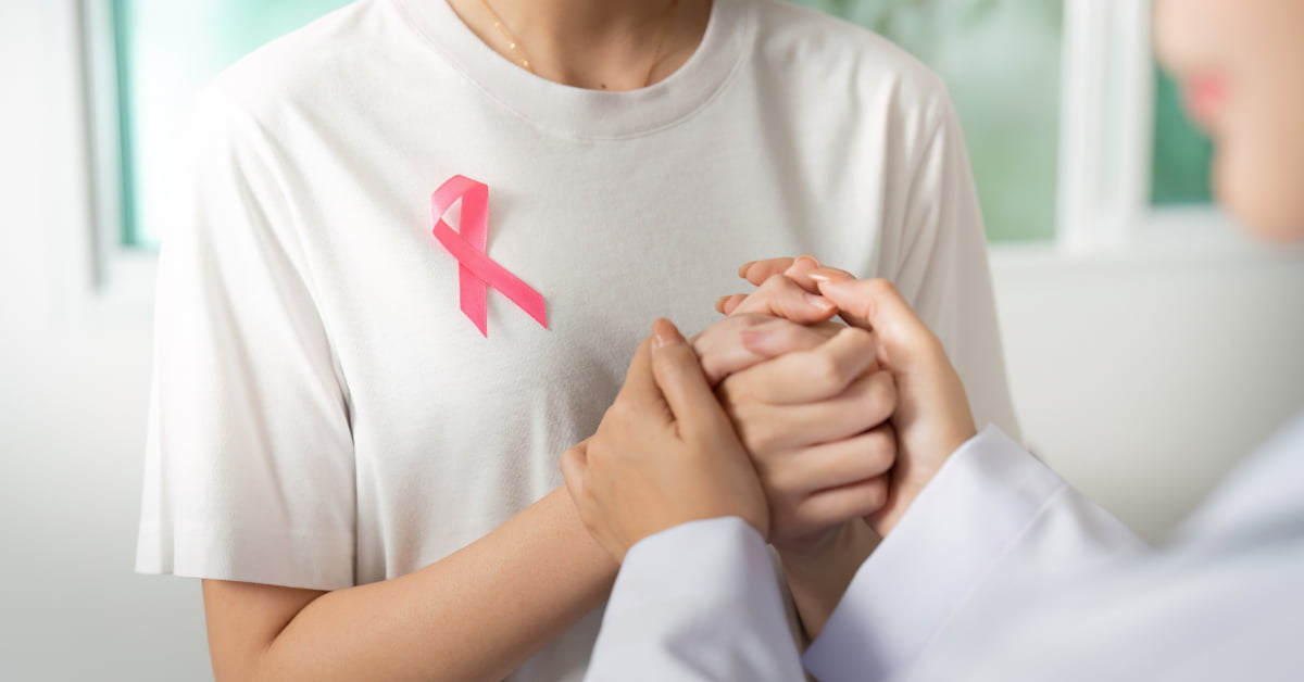 salud-mental-durante-el-tratamiento-oncologico Apoyo emocional a una mujer con cáncer, una parte esencial de la salud mental durante el tratamiento oncológico.